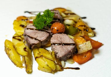 Biftek Hammer - sebzeli ineğin bacağının altından rosto.