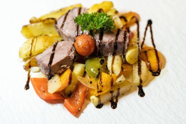 Biftek Hammer - sebzeli ineğin bacağının altından rosto.