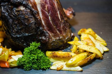 Biftek Hammer - sebzeli ineğin bacağının altından rosto.