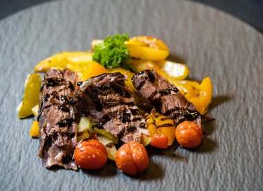 Biftek Hammer - sebzeli ineğin bacağının altından rosto.