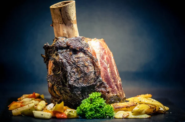 Biftek Hammer - sebzeli ineğin bacağının altından rosto.