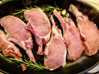 Marinelenmiş frech, ızgara için Iberico Carree 'yi salamura ediyor.