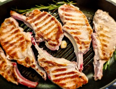 Marinelenmiş frech, ızgara için Iberico Carree 'yi salamura ediyor.