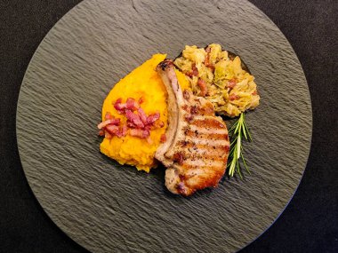 Marinelenmiş frech, ızgara için Iberico Carree 'yi salamura ediyor.