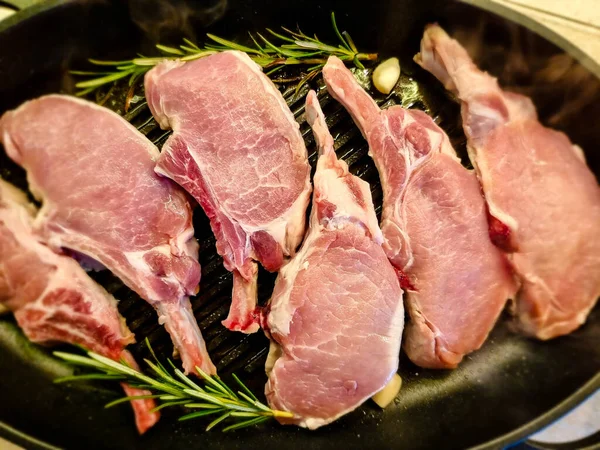 Marinelenmiş frech, ızgara için Iberico Carree 'yi salamura ediyor.