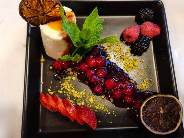 Tatlı olarak tatlı bir şey, meyveli dondurma ya da kek.