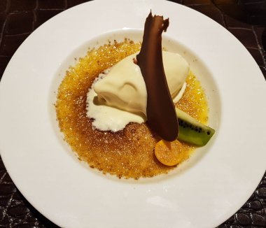 Tatlı olarak tatlı bir şey, meyveli dondurma ya da kek.