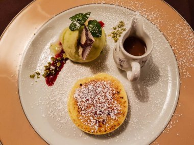 Tatlı olarak tatlı bir şey, meyveli dondurma ya da kek.