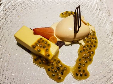 Tatlı olarak tatlı bir şey, meyveli dondurma ya da kek.