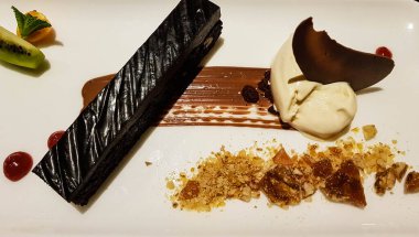 Tatlı olarak tatlı bir şey, meyveli dondurma ya da kek.