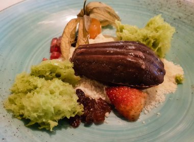 Tatlı olarak tatlı bir şey, meyveli dondurma ya da kek.