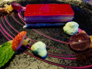 Tatlı olarak tatlı bir şey, meyveli dondurma ya da kek.