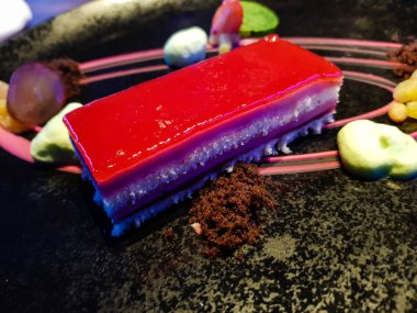 Tatlı olarak tatlı bir şey, meyveli dondurma ya da kek.