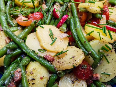 Maydanozlu ve soğanlı jambonlu patates salatası.