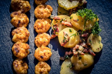 Kızarmış Beyaz Kaplan Karidesleri ve Patates Salatası.