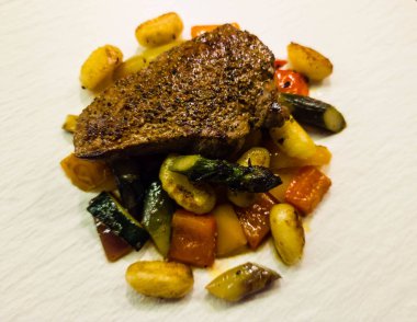 Kuşkonmaz soslu Schnitzel Bifteği saisonal bir sebzedir. 