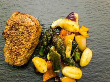 Kuşkonmaz soslu Schnitzel Bifteği saisonal bir sebzedir. 