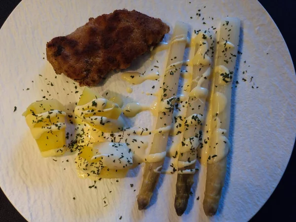 Bife Schnitzel Com Asparagus Officinalis Vegetal Saisonal — Fotografia de Stock