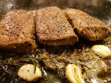 Biberiye, sarımsaklı biftek.