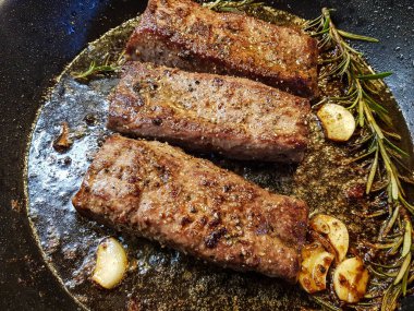 Biberiye, sarımsaklı biftek.