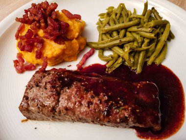 Biberiye, sarımsaklı biftek.