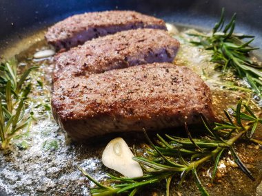 Biberiye, sarımsaklı biftek.