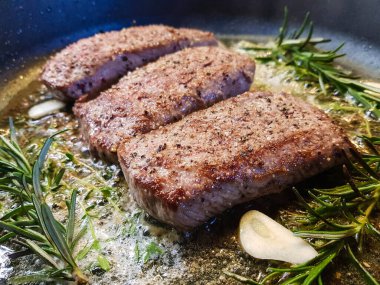 Biberiye, sarımsaklı biftek.