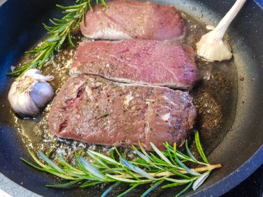 Biberiye, sarımsaklı biftek.