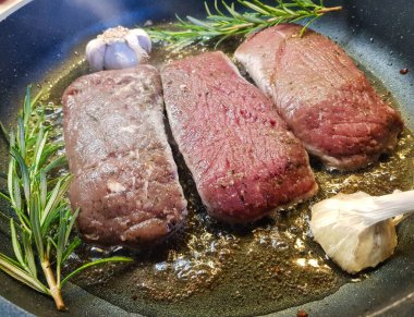 Biberiye, sarımsaklı biftek.