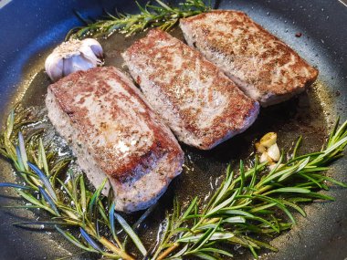 Biberiye, sarımsaklı biftek.