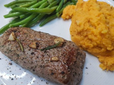 Biberiye, sarımsaklı biftek.