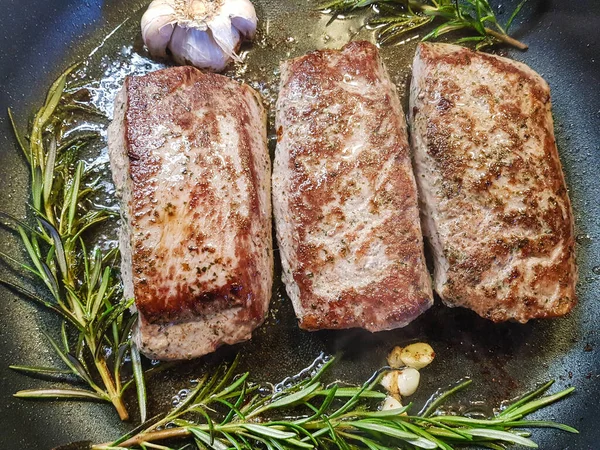 Rozmarýn Jehněčí Steaky Česnekem — Stock fotografie