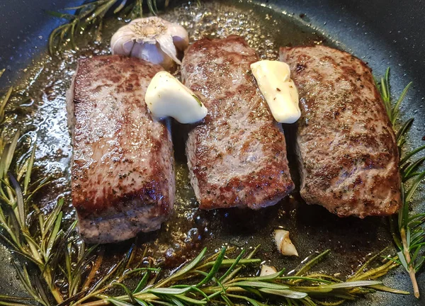 Rozmarýn Jehněčí Steaky Česnekem — Stock fotografie