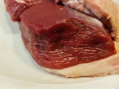 Pirinç ve sebzeli marine edilmiş ördek göğsü.