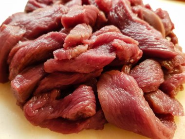 Pirinç ve sebzeli marine edilmiş ördek göğsü.