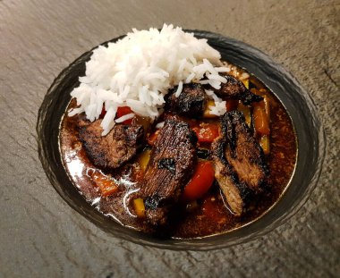 Pirinç ve sebzeli marine edilmiş ördek göğsü.