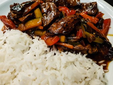 Pirinç ve sebzeli marine edilmiş ördek göğsü.