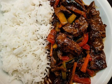 Pirinç ve sebzeli marine edilmiş ördek göğsü.