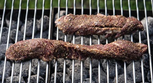 Grillad Njurkottar Nötkött Med Bröd Och Sallad — Stockfoto