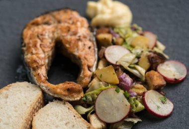 Salata ve baharatlı taze somon balığı. 