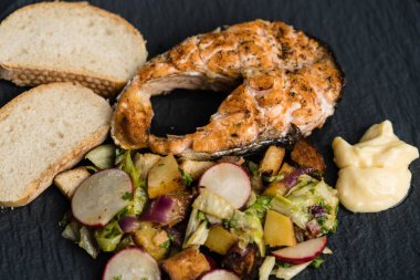 Salata ve baharatlı taze somon balığı. 