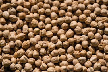 Bir yığın piliç bezelye ve bir tahta kaşık.