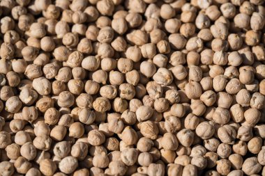 Bir yığın piliç bezelye ve bir tahta kaşık.