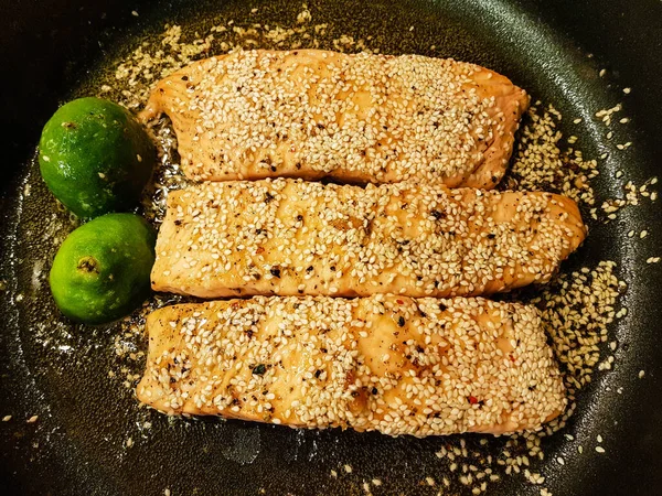 Bife Salmão Com Espinafre Cremoso Batatas Assadas — Fotografia de Stock