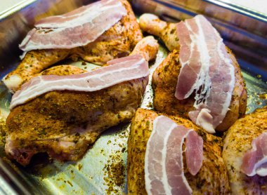 Domuz pastırmalı terbiye edilmiş tavuk bacağı.