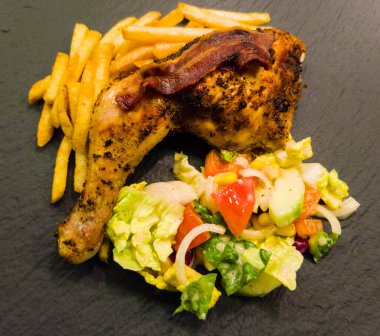 Domuz pastırmalı terbiye edilmiş tavuk bacağı.