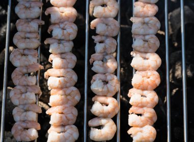 Sörf ve biftek ve beyaz kaplan karidesleri.