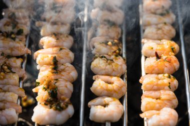 Sörf ve biftek ve beyaz kaplan karidesleri.