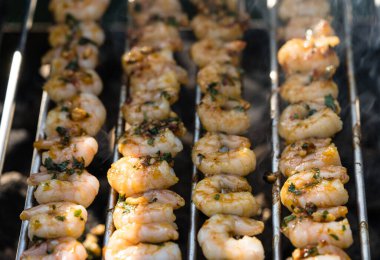 Sörf ve biftek ve beyaz kaplan karidesleri.