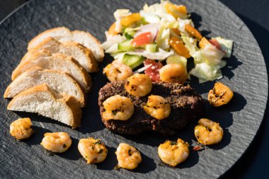 Sörf ve biftek ve beyaz kaplan karidesleri.